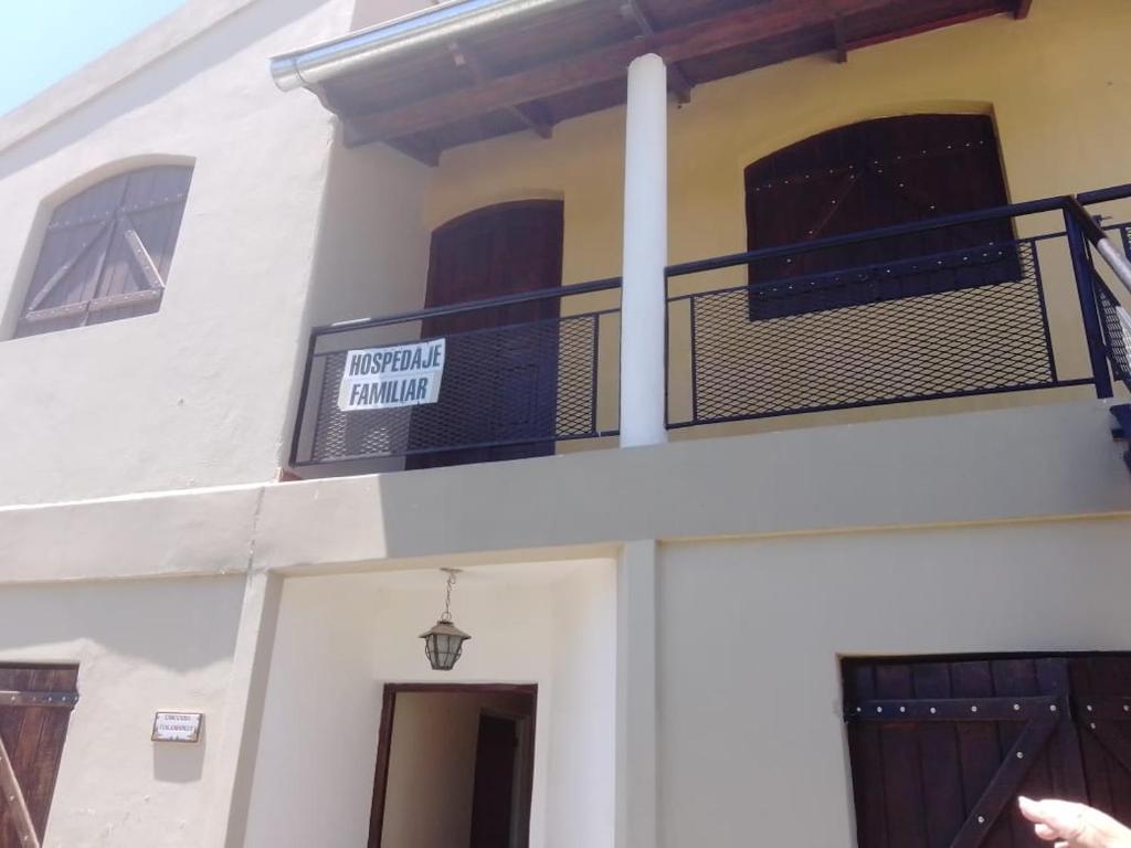una señal en el lado de una casa blanca en Casa Flia Amarillo en Gualeguaychú