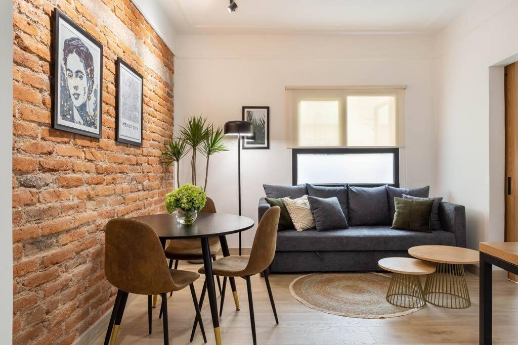 sala de estar con sofá y mesa en Great location. Renovated apartament in Roma Norte en Ciudad de México