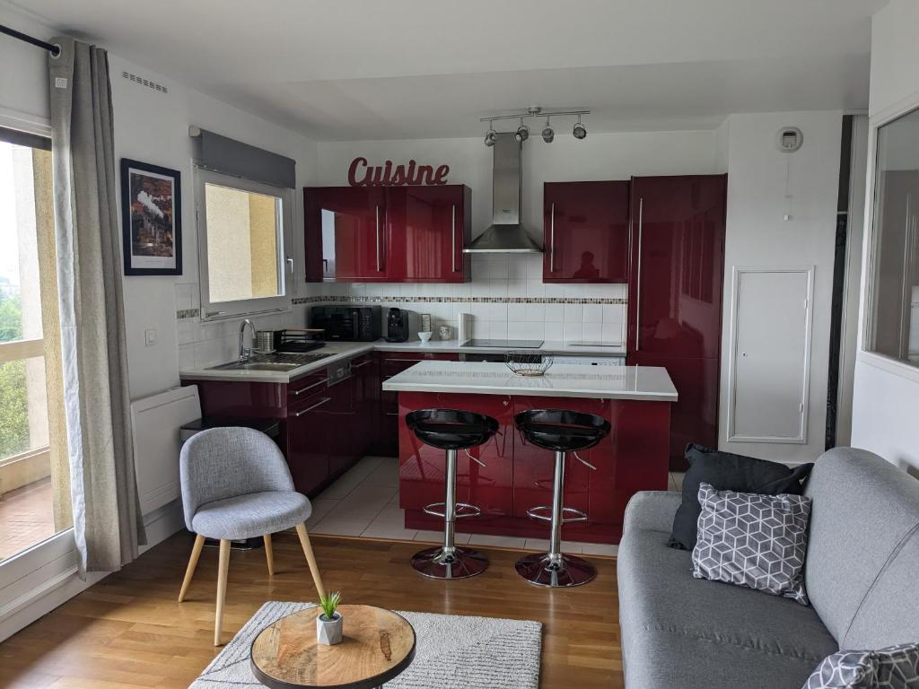 Kuchyň nebo kuchyňský kout v ubytování PUTEAUX- La défense Arena Appartement vue tour Eiffel