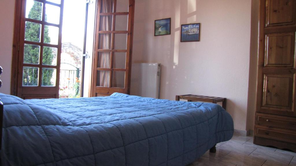 Łóżko lub łóżka w pokoju w obiekcie Rafaela House