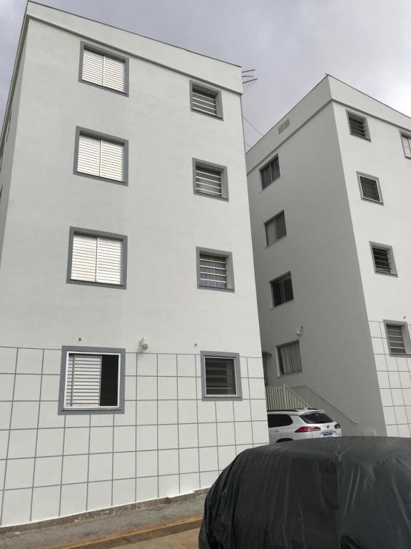 um edifício branco com janelas do lado em Apartamento mobiliado Piracicaba em Piracicaba