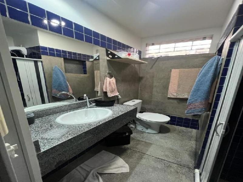 y baño con lavabo y aseo. en STUDIO 101 | WIFI 600MB | RESIDENCIAL JC, um lugar para ficar. en Belém