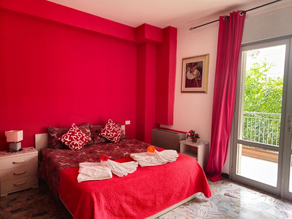 メストレにあるCa Dei Fiori 1 Veneziaの赤い壁のベッド付きの赤いベッドルーム