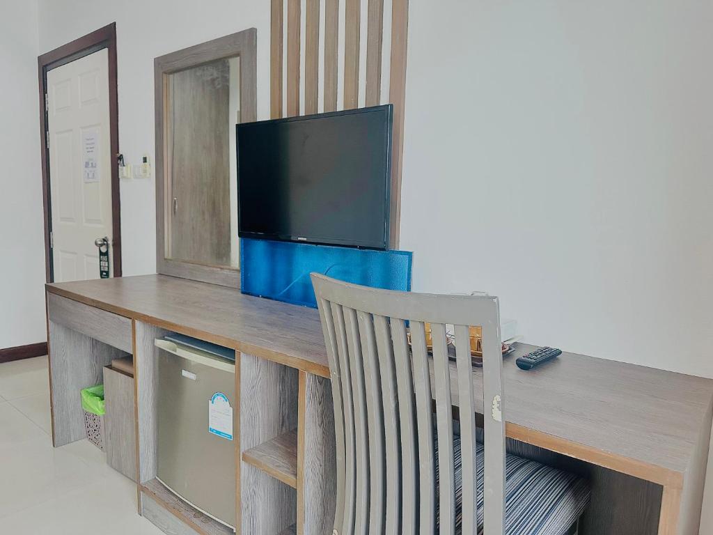 TV a/nebo společenská místnost v ubytování Cocoon Patong Hotel
