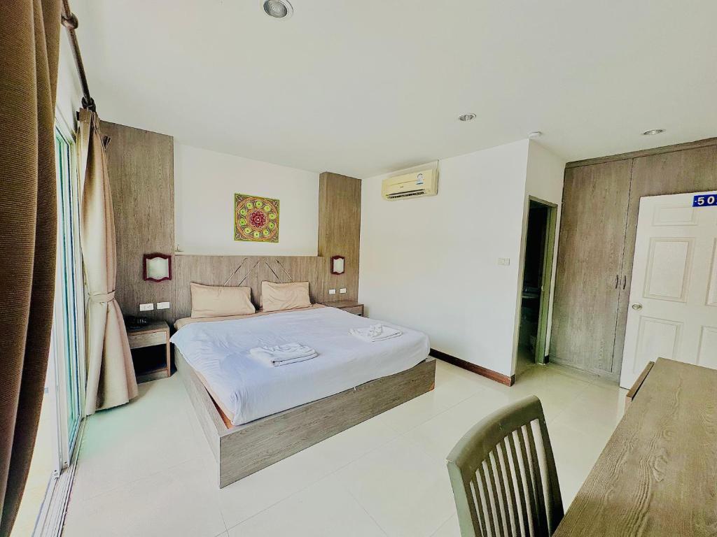 Postel nebo postele na pokoji v ubytování Cocoon Patong Hotel