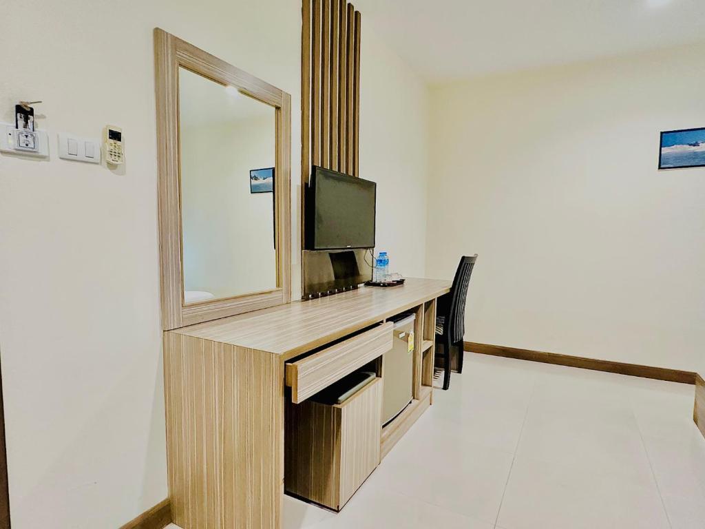 TV a/nebo společenská místnost v ubytování Cocoon Patong Hotel