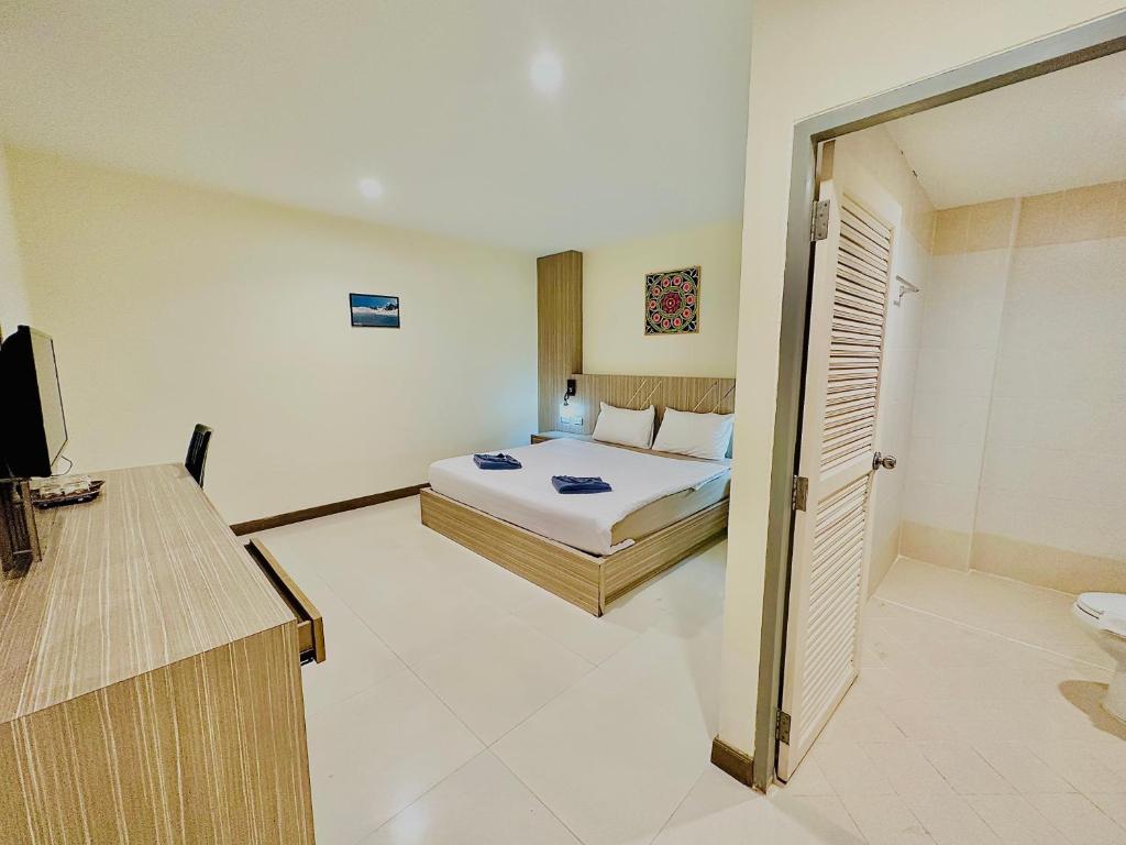 Postel nebo postele na pokoji v ubytování Cocoon Patong Hotel