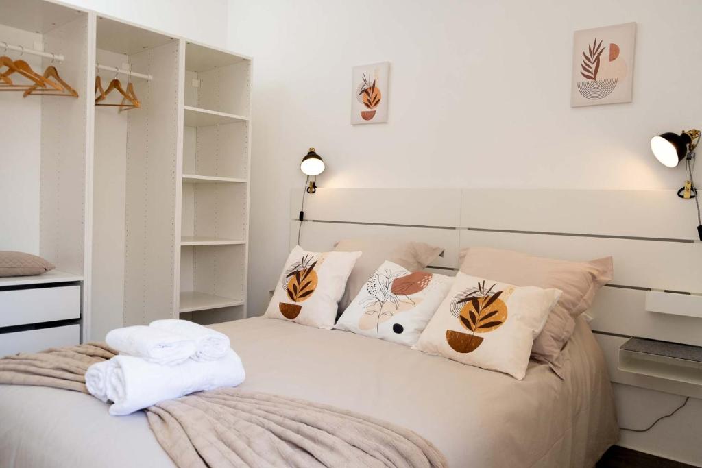 um quarto com uma cama com toalhas em Casa Sabino em Almádena