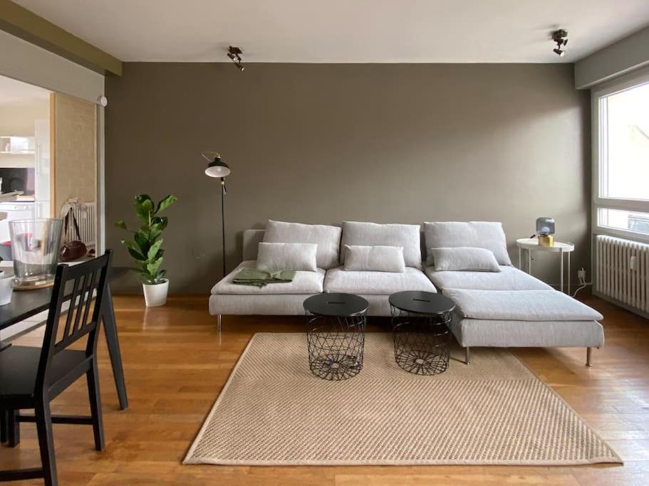 un salon avec un canapé blanc et une table dans l'établissement Central - Le Sambin, à Dijon