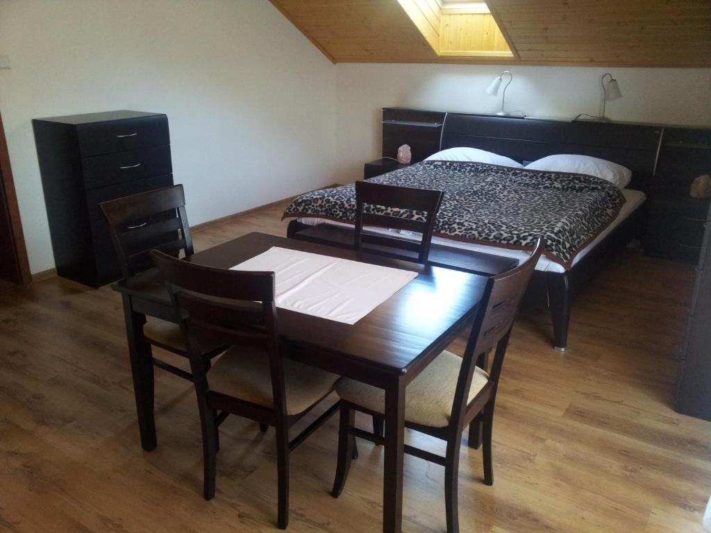 Łóżko lub łóżka w pokoju w obiekcie Belweder Apartamenty i Pokoje