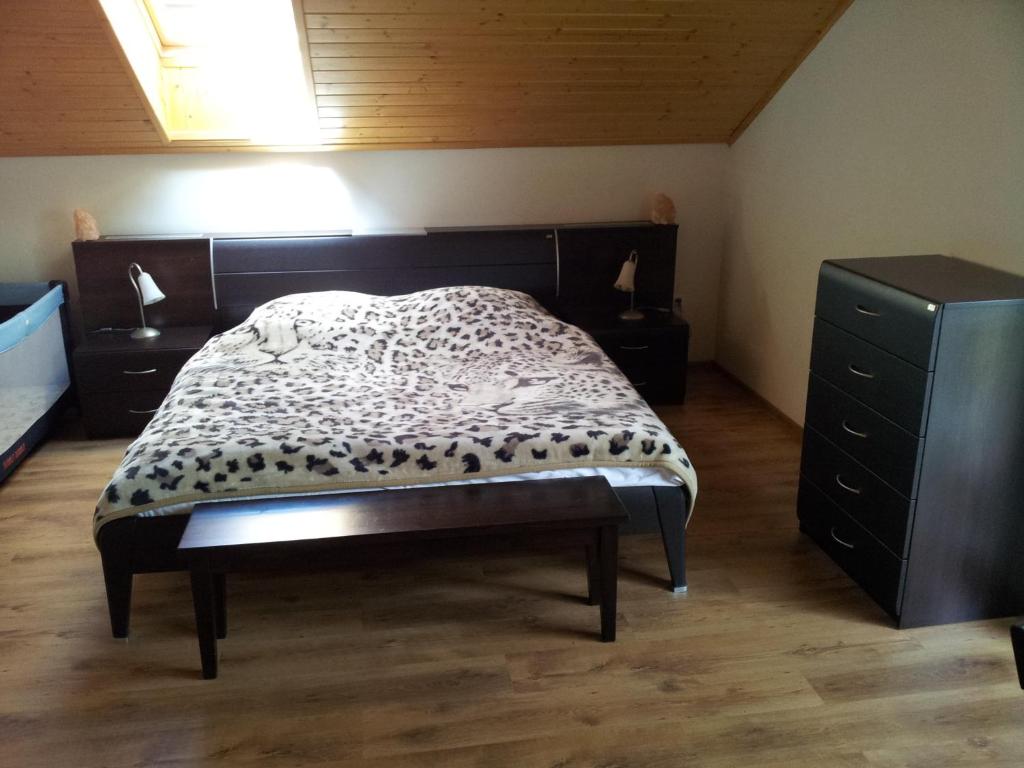 Łóżko lub łóżka w pokoju w obiekcie Belweder Apartamenty i Pokoje