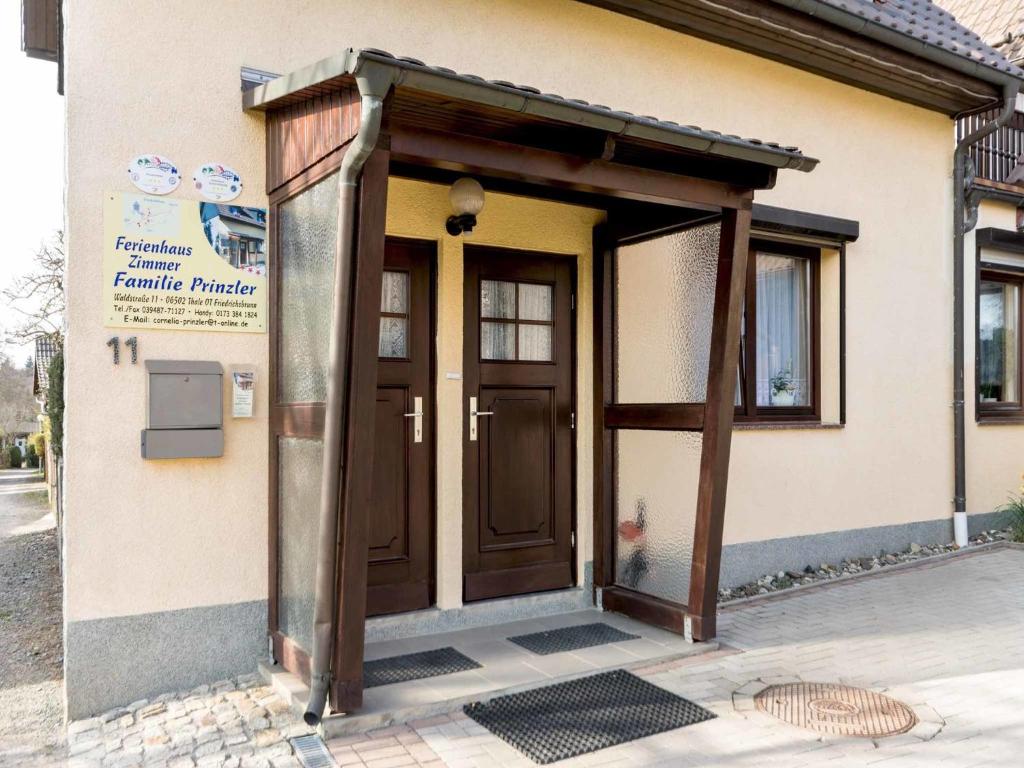 una entrada a un edificio con puerta de madera en Ferienhaus Prinzler, en Friedrichsbrunn
