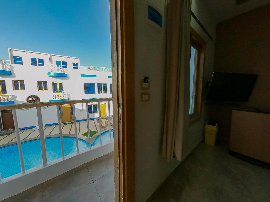 Bazén v ubytování Seaview Hotel Dahab nebo v jeho okolí