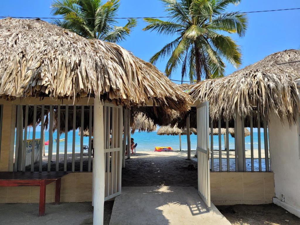 Cabaña con vistas a la playa con palmeras en Villa Patry Coveñas, en Coveñas