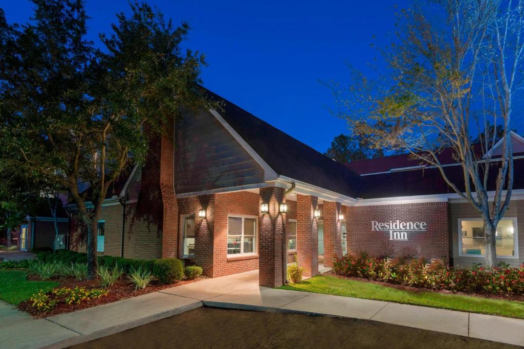 un edificio de ladrillo con un letrero de residencia en él en Residence Inn Tallahassee North I-10 Capital Circle, en Tallahassee