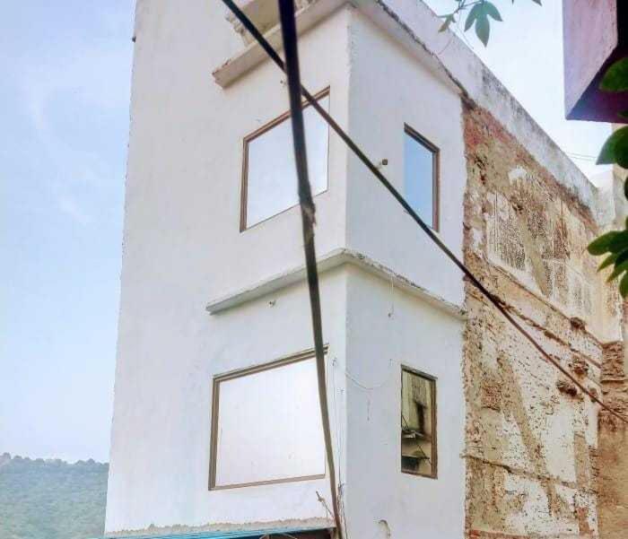 a white building with windows on the side of it at OYO 81095 Hotel Nathdwara in Nāthdwāra