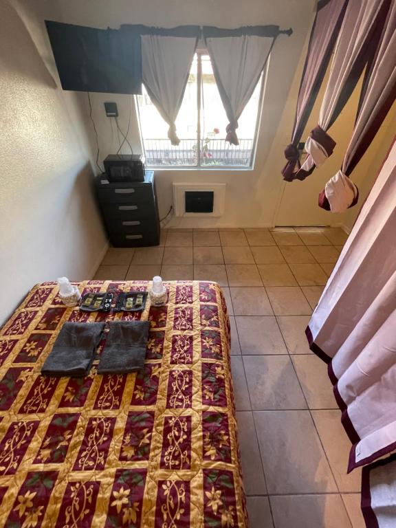 Zimmer mit 2 Betten und einem Teppich auf dem Boden in der Unterkunft Crown Inn & Suites in Spring Valley