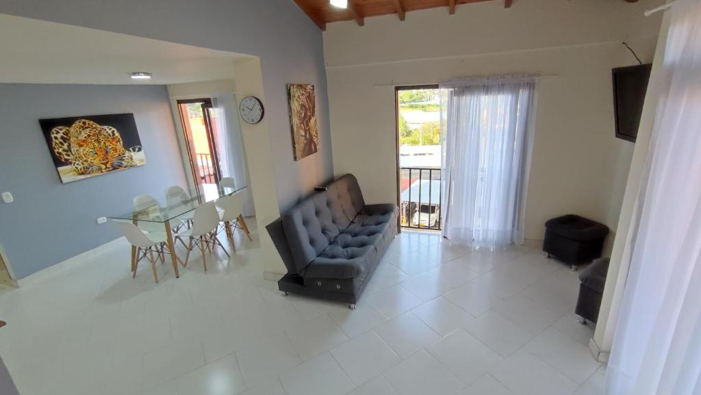 - un salon avec un canapé et une table dans l'établissement Apartamento con vista al embalse, à Guatapé