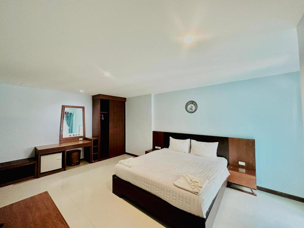 Postel nebo postele na pokoji v ubytování Cokoon Deva Patong Hotel