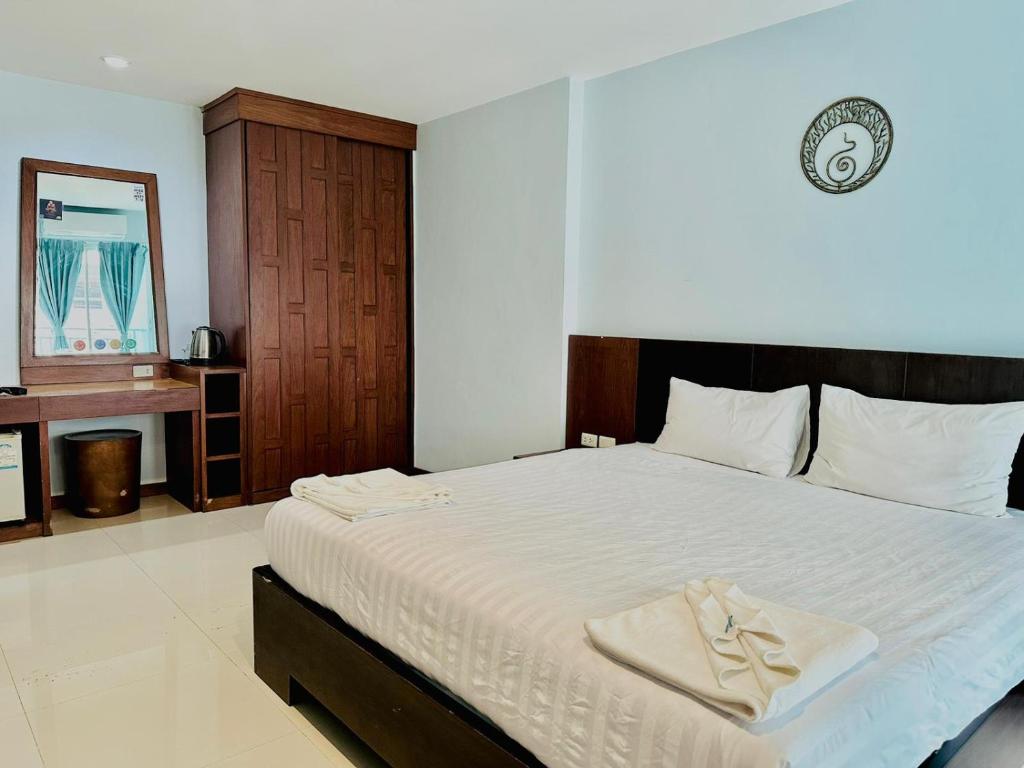 Postel nebo postele na pokoji v ubytování Cokoon Deva Patong Hotel