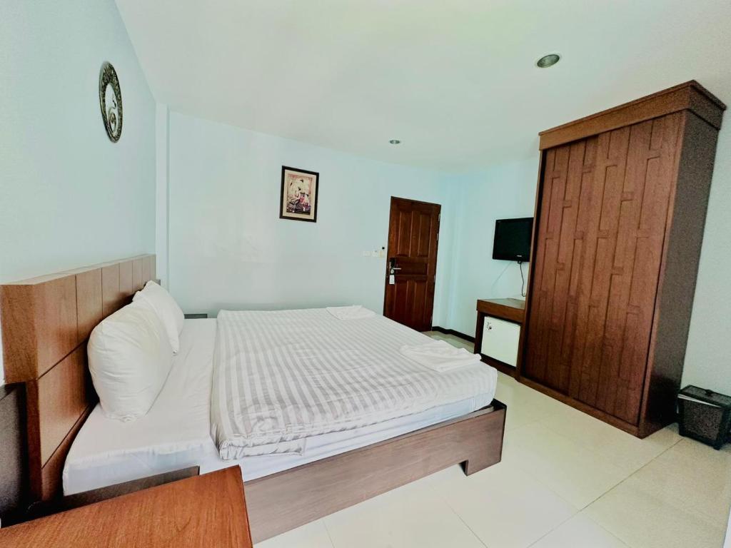 Postel nebo postele na pokoji v ubytování Cokoon Deva Patong Hotel