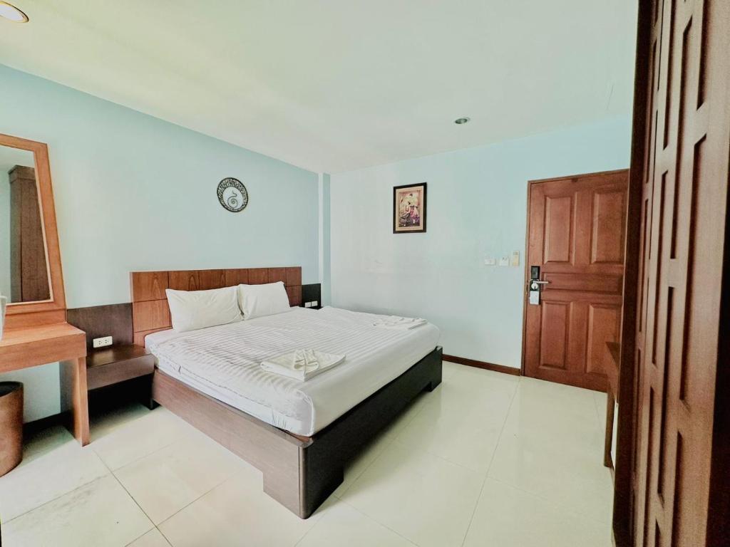 Postel nebo postele na pokoji v ubytování Cokoon Deva Patong Hotel