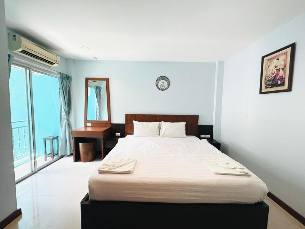 Postel nebo postele na pokoji v ubytování Cokoon Deva Patong Hotel