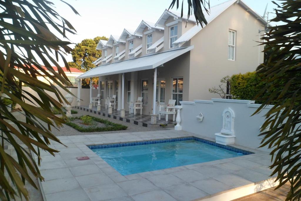 una casa con piscina frente a ella en Kastelein Guesthouse, en Pongola