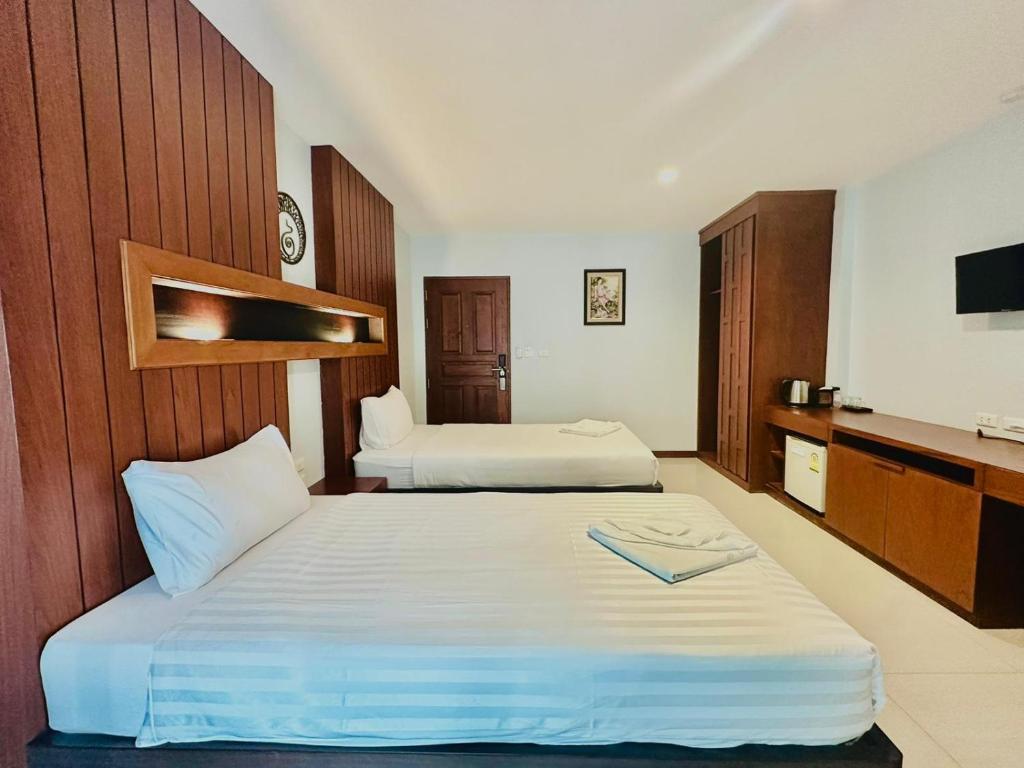 Postel nebo postele na pokoji v ubytování Cokoon Deva Patong Hotel