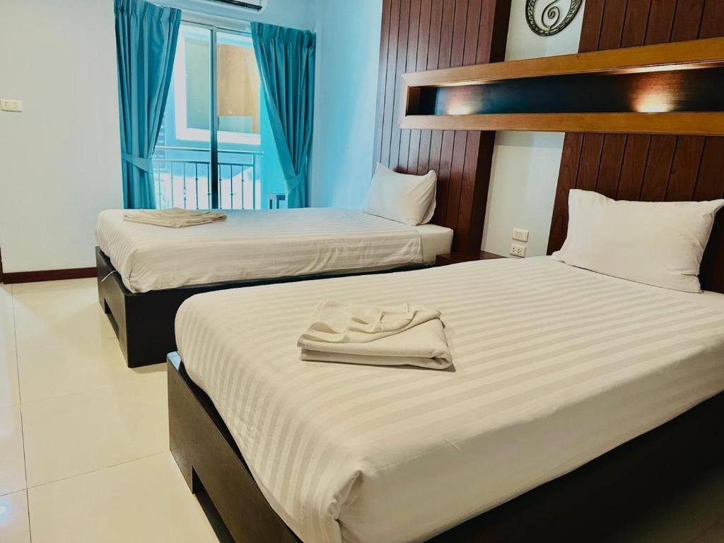 Postel nebo postele na pokoji v ubytování Cokoon Deva Patong Hotel