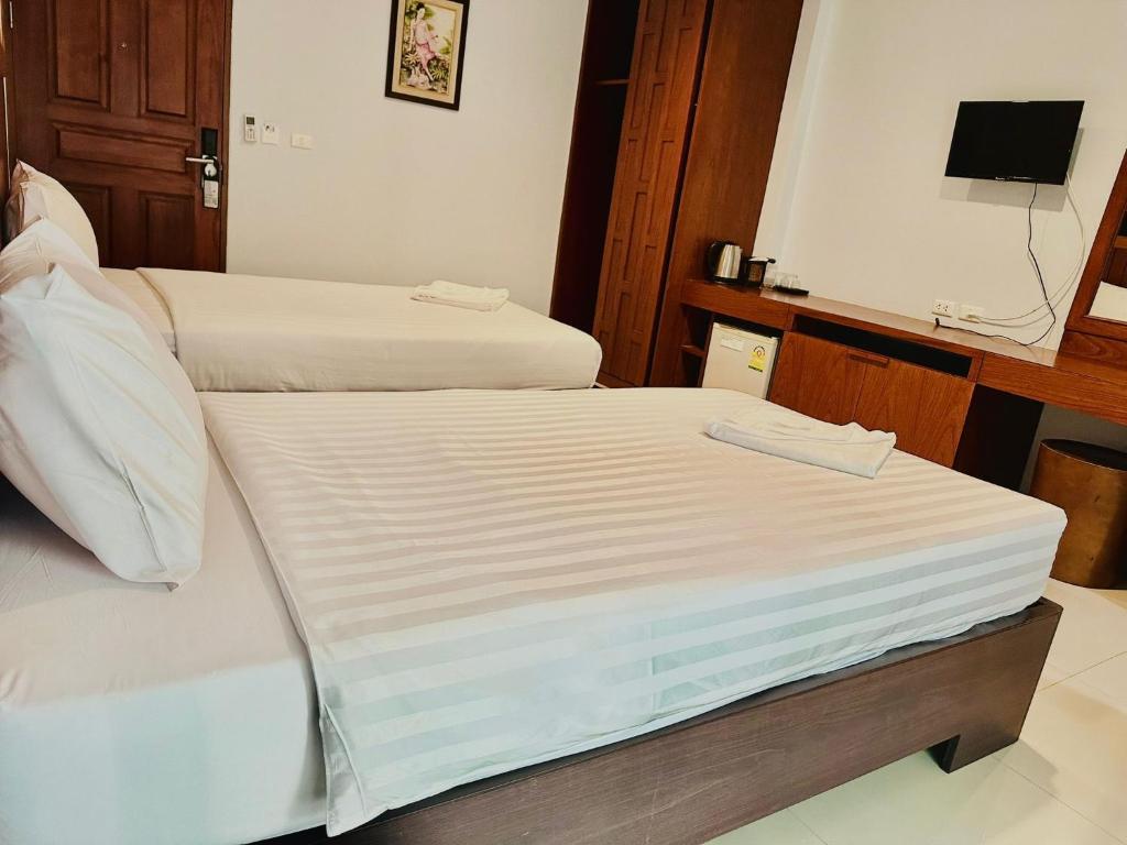 Postel nebo postele na pokoji v ubytování Cokoon Deva Patong Hotel