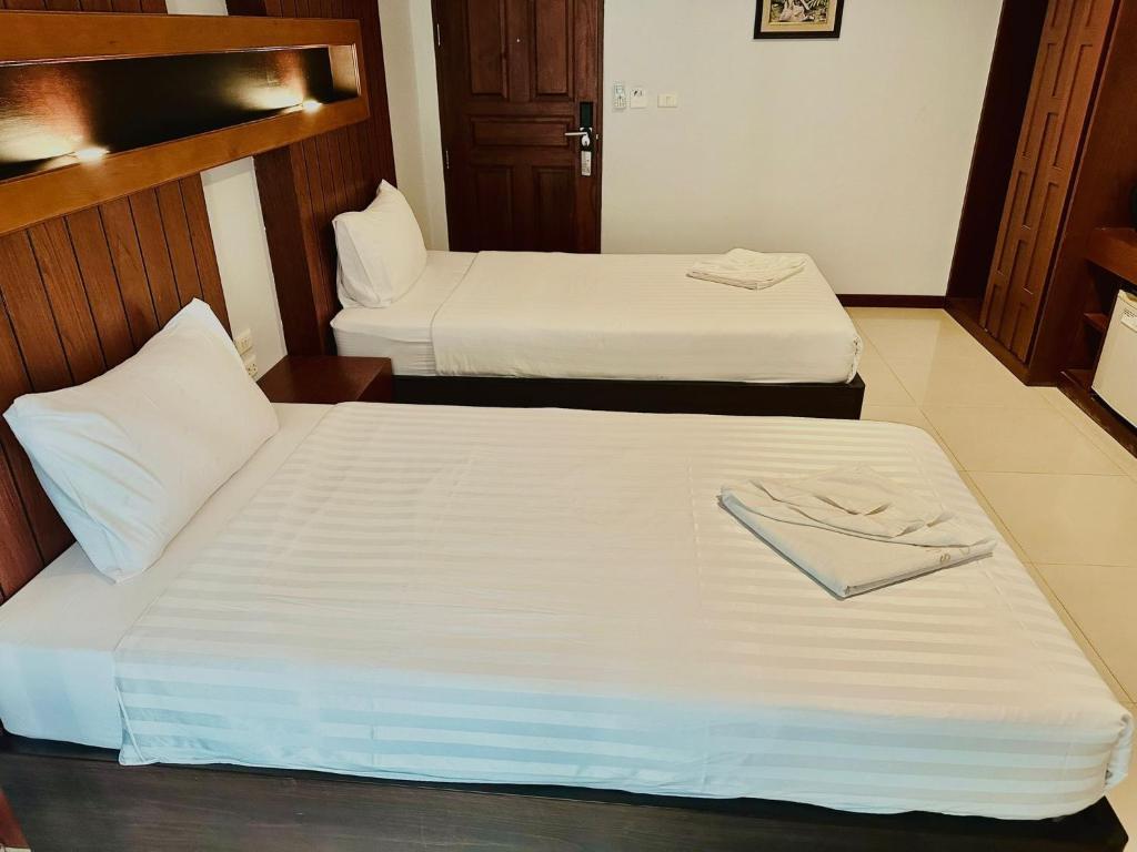 Postel nebo postele na pokoji v ubytování Cokoon Deva Patong Hotel
