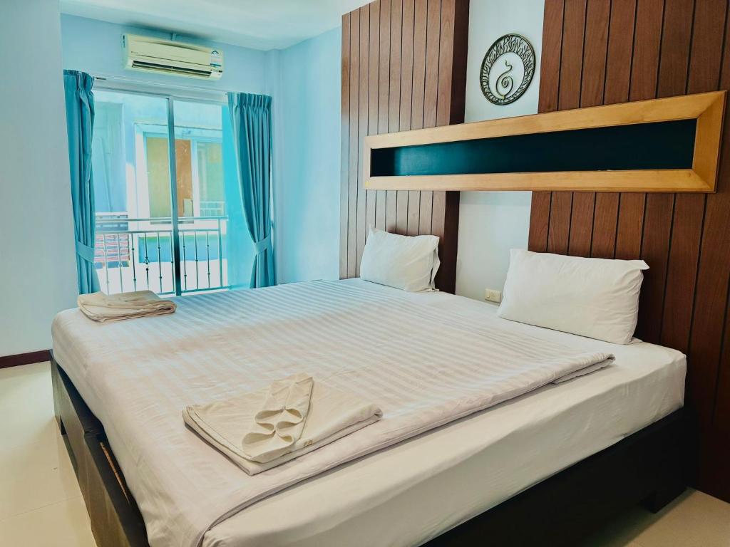 Postel nebo postele na pokoji v ubytování Cokoon Deva Patong Hotel