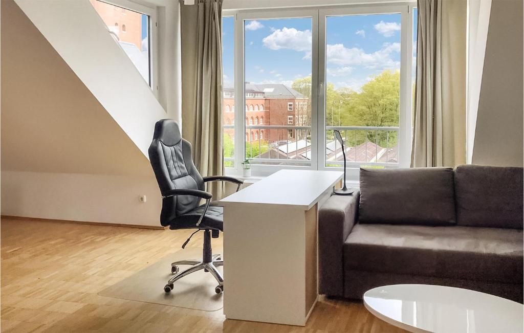 - un bureau avec un canapé, un bureau et une chaise dans l'établissement Nice Apartment In Kiel With Wifi And 1 Bedrooms, à Kiel