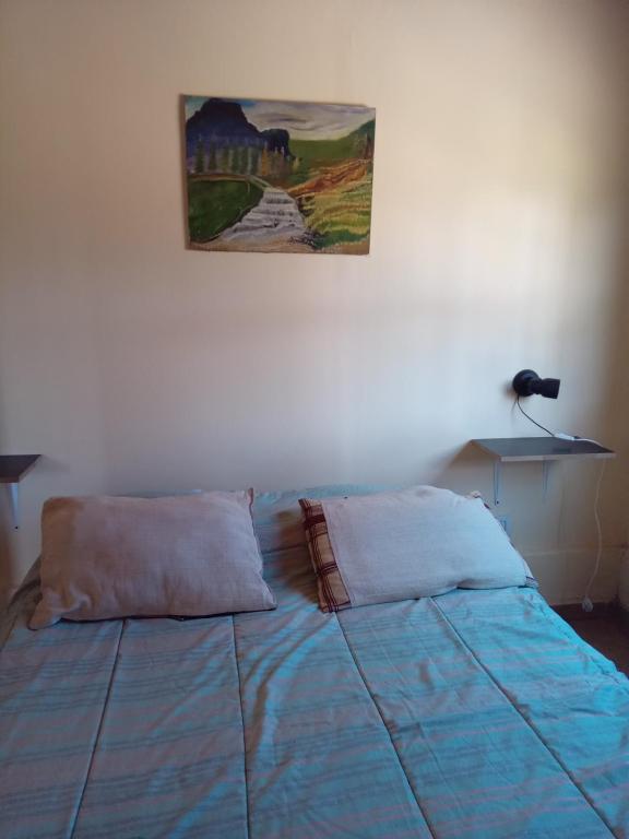 1 cama en un dormitorio con una foto en la pared en Terrunosdelvalle en San Rafael