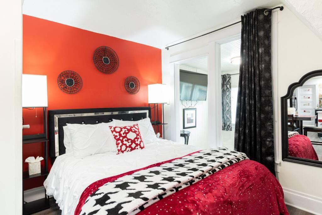 een rode en witte slaapkamer met een bed en een spiegel bij Gatsby and Liberty Park - Walk Score 86 in Salt Lake City