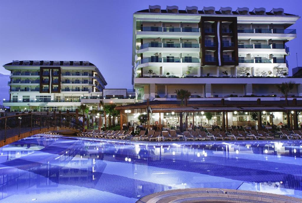 Bazén v ubytování Adalya Ocean Deluxe - Ultra All Inclusive nebo v jeho okolí