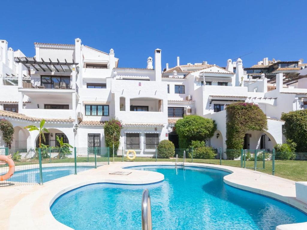 een zwembad voor een gebouw bij Villa Marina - Puerto Banus Apartment in Marbella