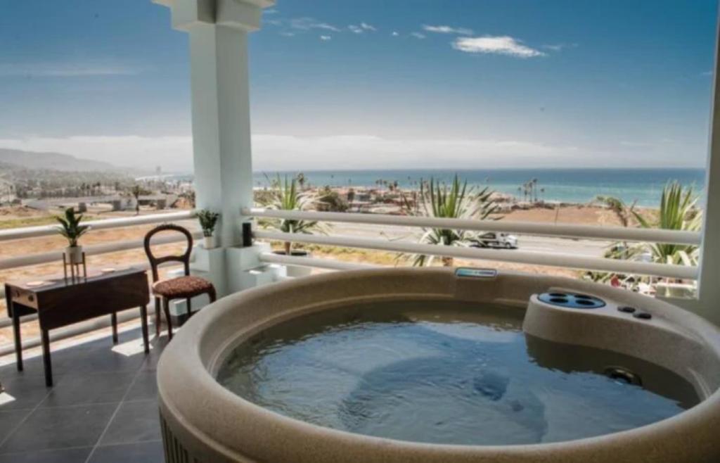 bañera de hidromasaje en el balcón con vistas al océano en Capitan Boutique Resort en Puerto Nuevo