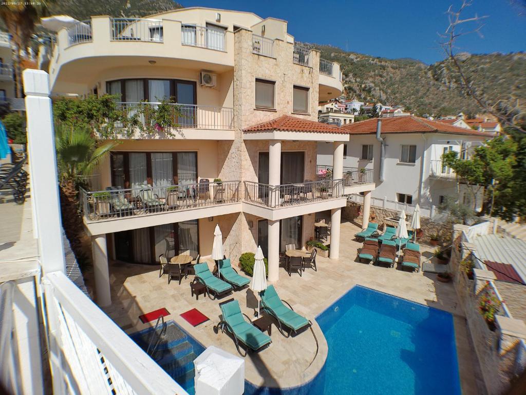 een luchtzicht op een hotel met een zwembad bij Truffle Residences in Kalkan