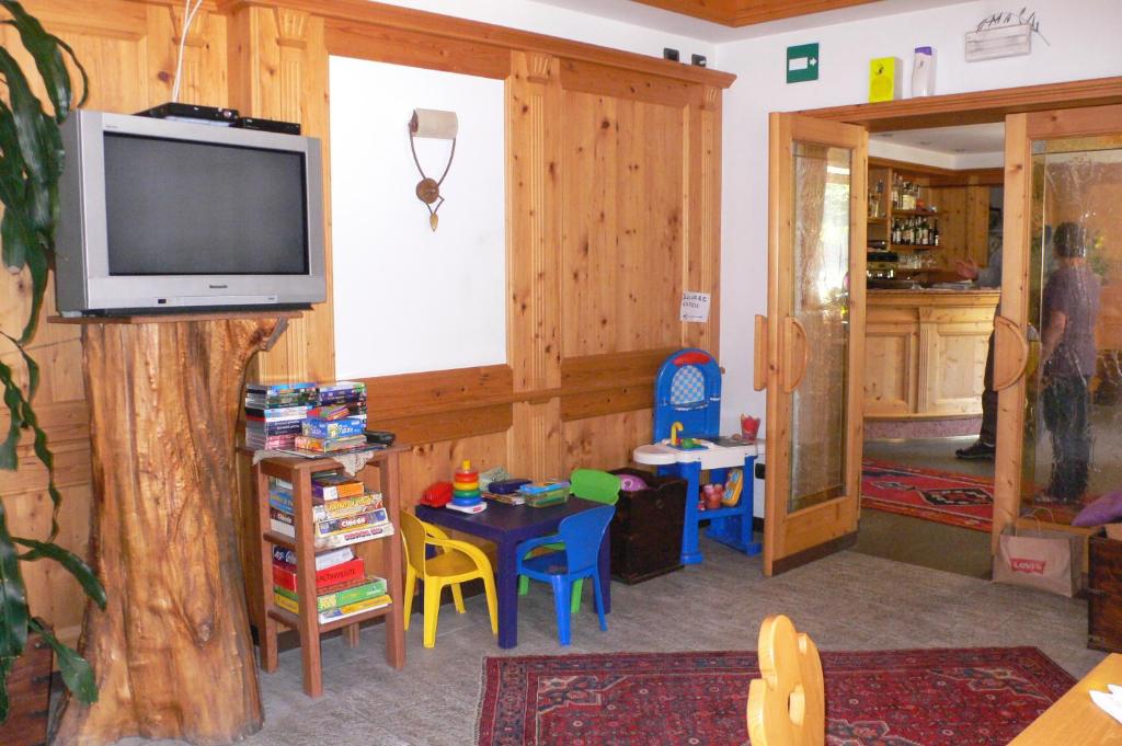 TV a/nebo společenská místnost v ubytování Albergo du Soleil