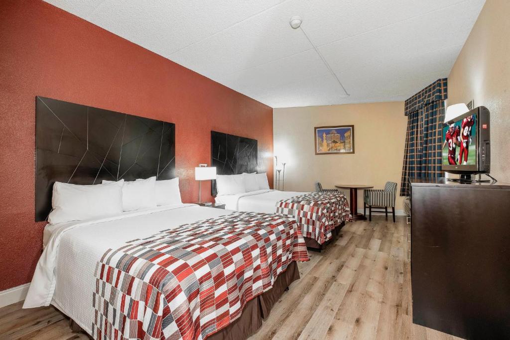 Red Roof Inn & Suites Macon photo