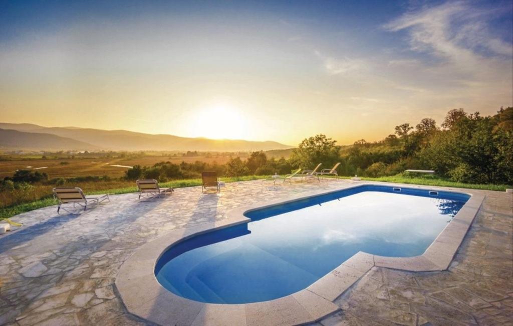 una piscina con vistas a las montañas en Villa Monte - luxurious retreat, en Plaški