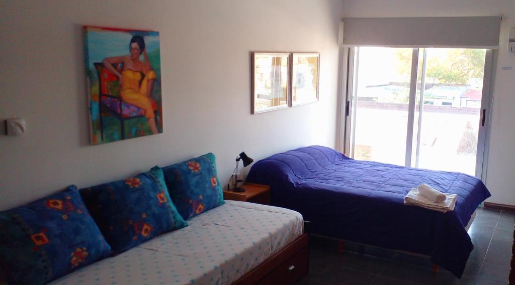 a bedroom with a bed and a couch and a window at EXCELENTE UBICACIÓN in Concordia