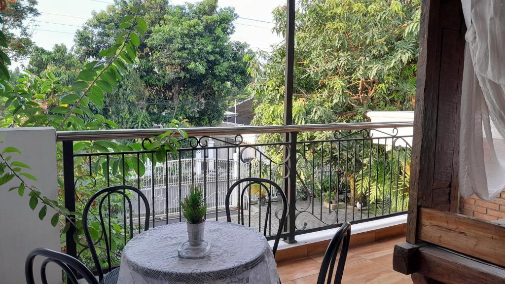 Balkón nebo terasa v ubytování Surokarsan 9 House Yogyakarta