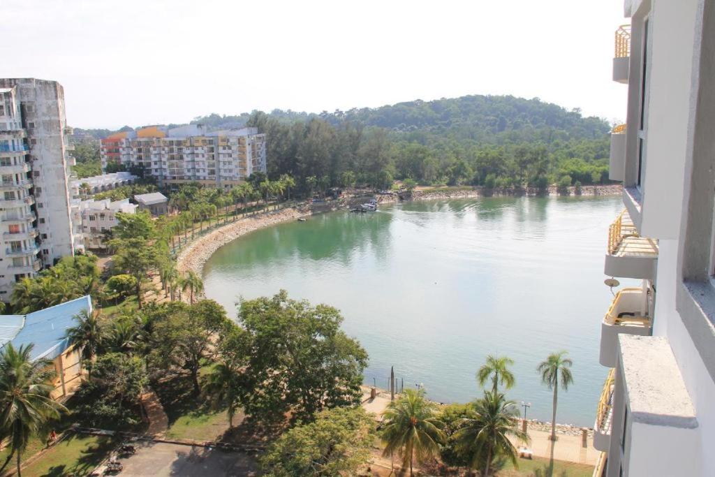 vista para um rio a partir de um edifício em bayview villas homestay em Kampong Baharu