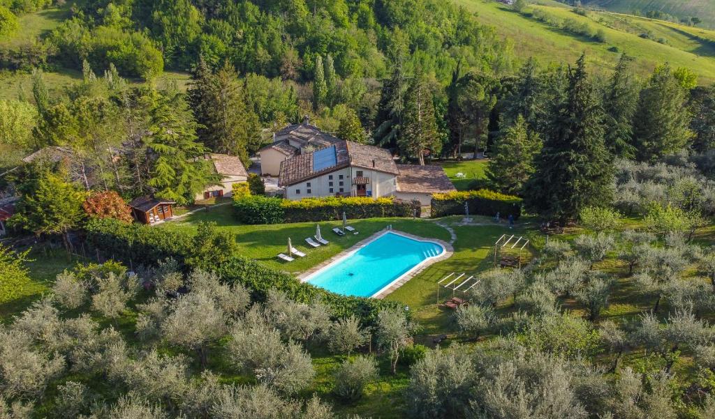 een landgoed in de bergen met een zwembad bij Tenuta delle Rose - Country House in Piane