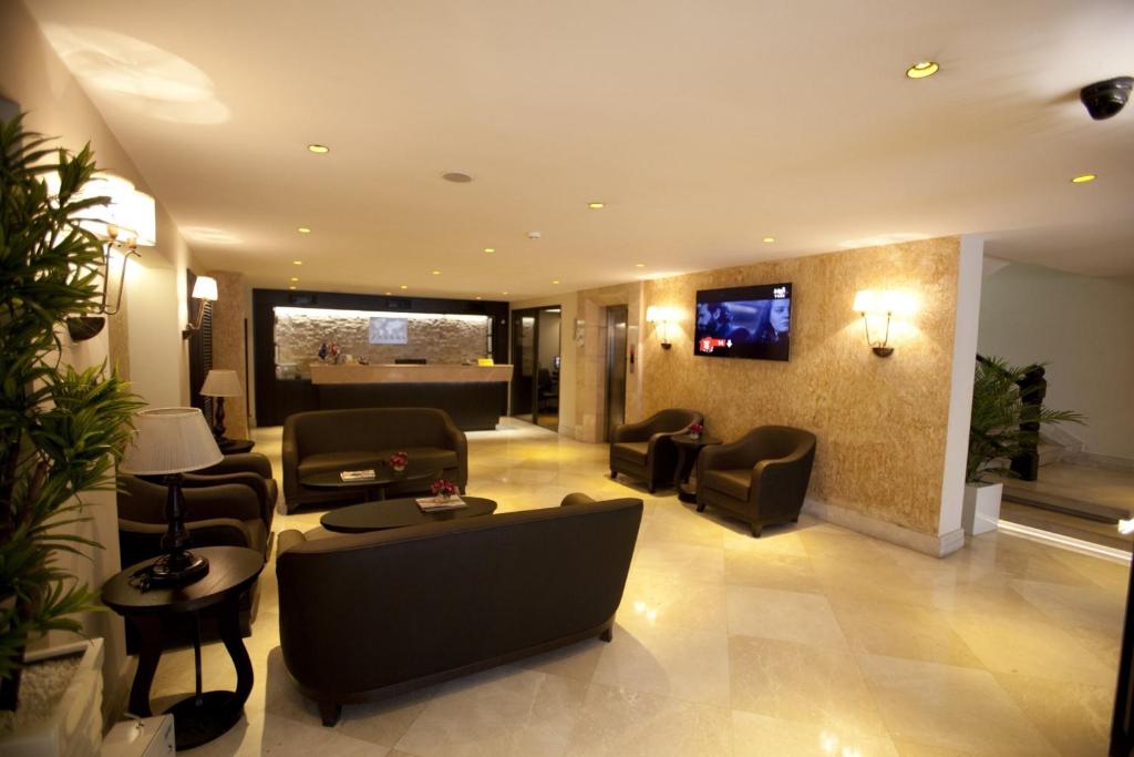 イスタンブールにあるGrand Laleli Hotelのリビングルーム(ソファ、椅子、テレビ付)