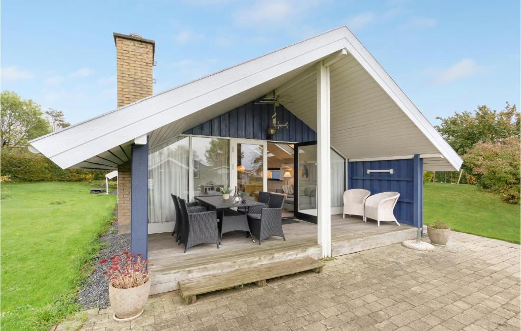 Zahrada ubytování Three-Bedroom Holiday Home In Egernsund