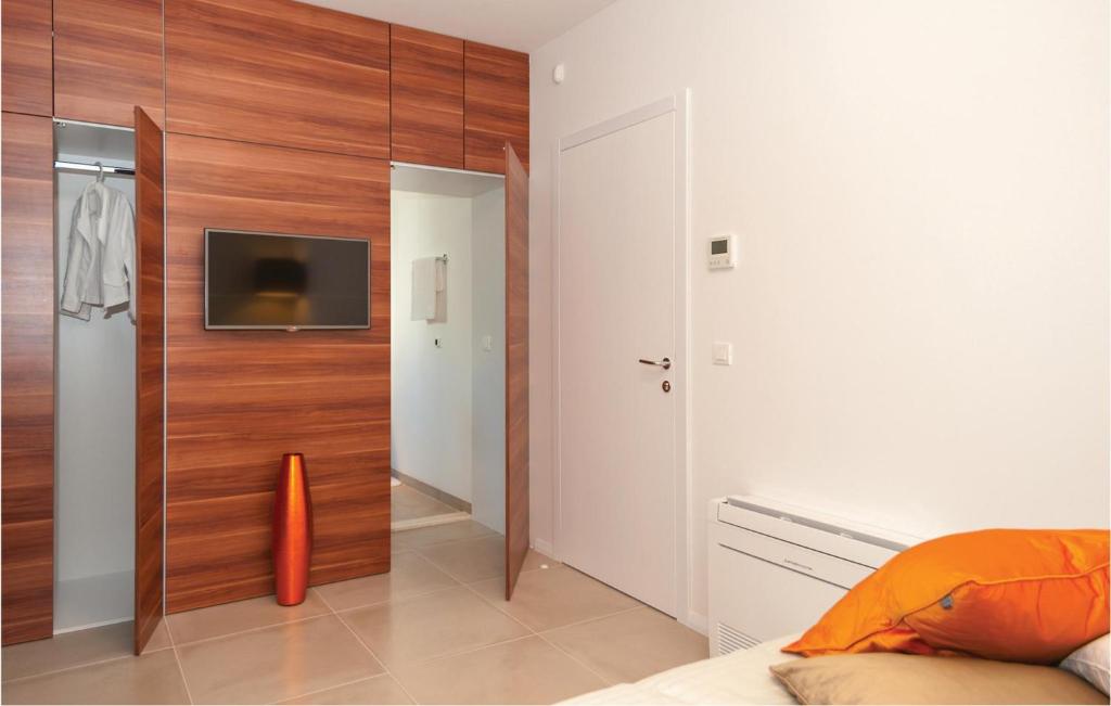 Televízia a/alebo spoločenská miestnosť v ubytovaní Cozy Home In Okrug Gornji With Sauna